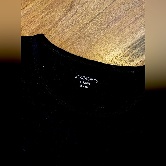 Black tshirt with rose detail - Picture 2 of 2